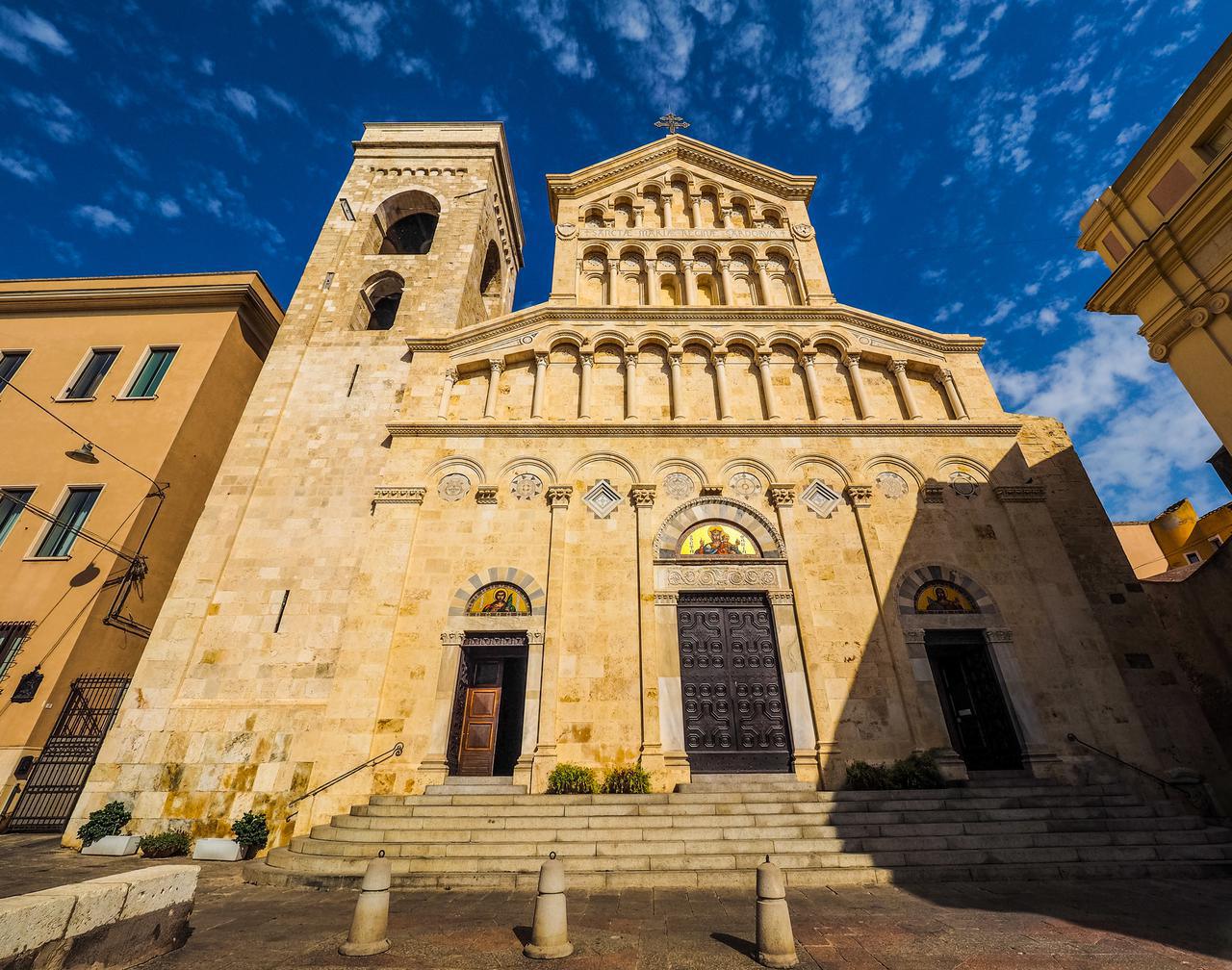 Chiesa della cattedrale di Santa Maria (che significa St Mary) nel quarto di Castello a Cagliari, Italia (alta gamma dinamica vibrante)