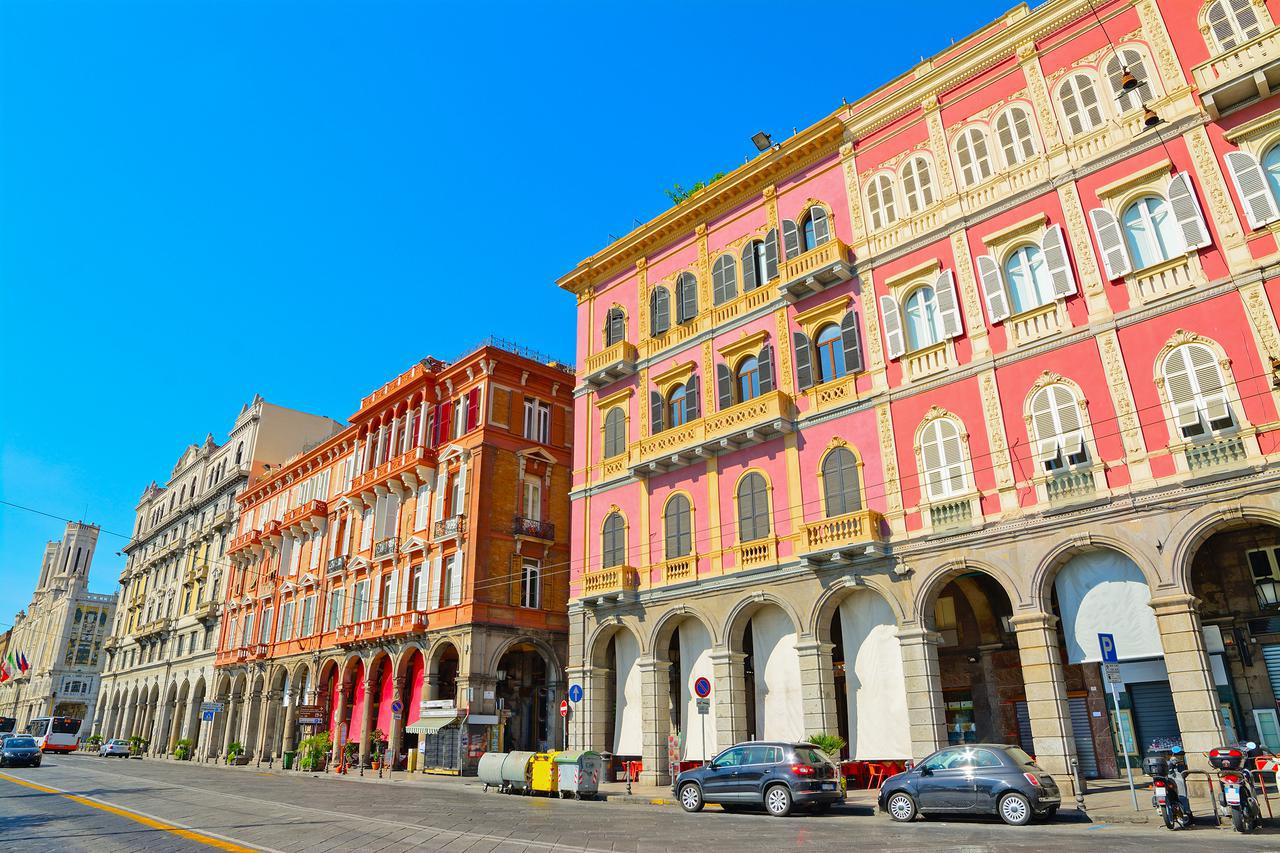 Belle costruzioni nel lungonmare di Cagliari, Italia