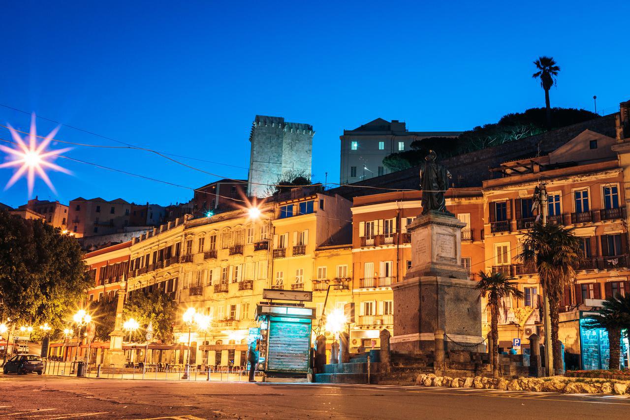 Vie di mattina con le lanterne ed i caffè a Cagliari Italia in Sardegna