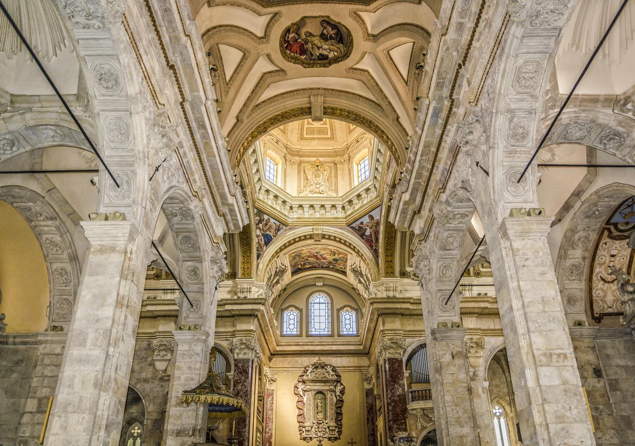 Interno della cattedrale di Santa Maria di Cagliari, isola della Sardegna, Italia