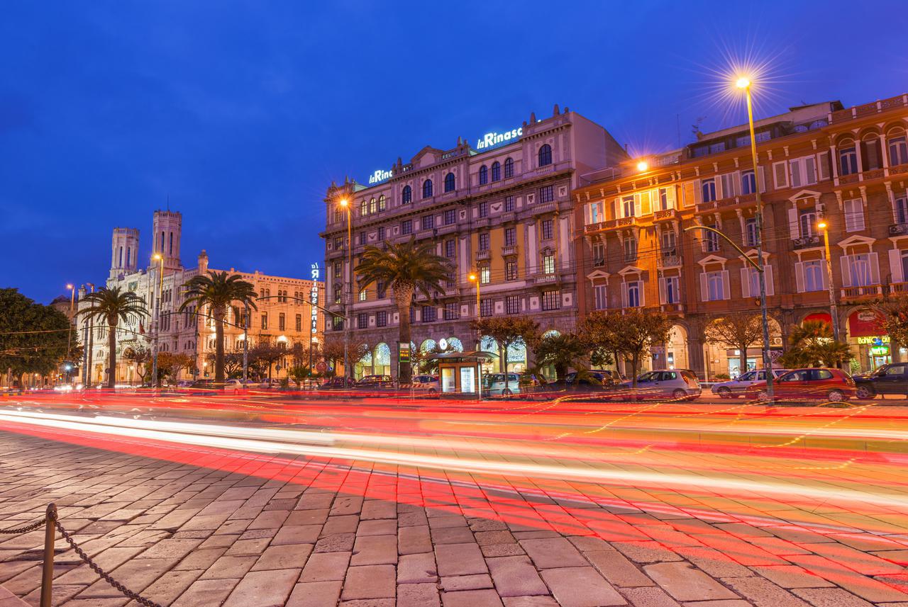 Cagliari, Sardegna, Italia Vista di notte della via centrale.