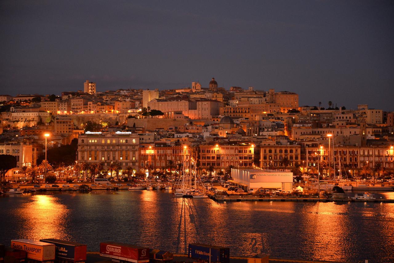 Città di Cagliari, Sardegna, Italia. Vista di notte di vecchi centro urbano e porto di Cagliari, isola della Sardegna, Italia