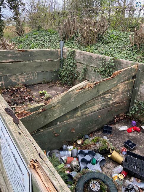 Defekter Kompost am Friedhof