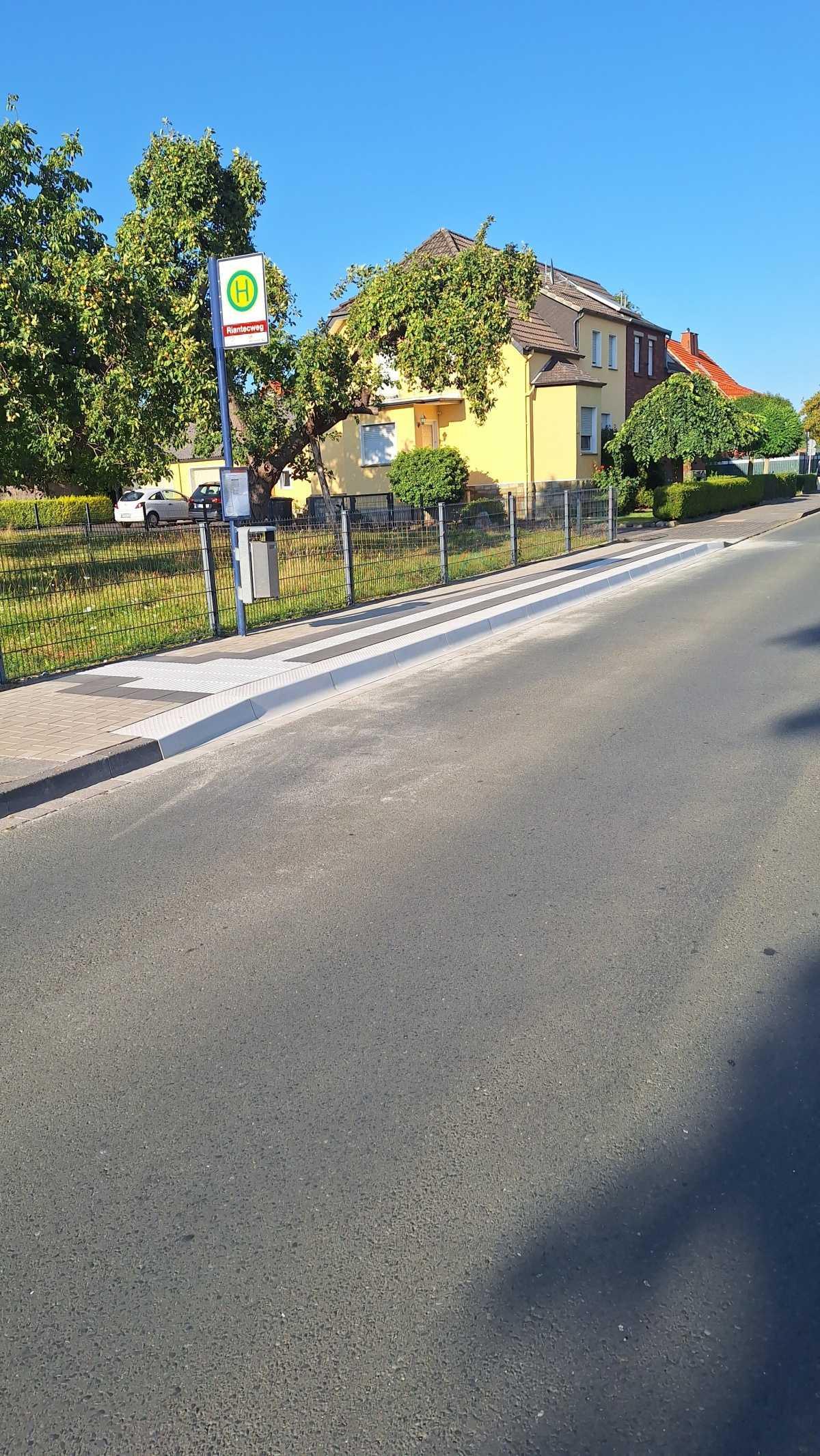 Neuer Bussteig am Riantecweg