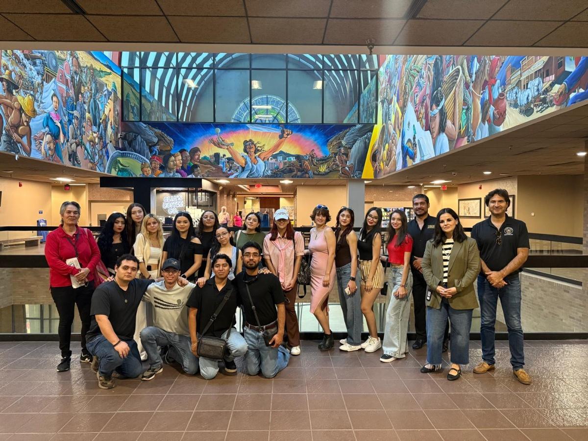 Alumnos de la URN de las carreras de Negocios Internacionales y de Turismo de 1er y 3er semestre tuvieron hoy la visitas a la Corte del Condado de El Paso y conocieron la función de los representantes de distrito en cuanto a comercio internacional. Alumnos de la URN de las carreras de Negocios Internacionales y de Turismo de 1er y 3er semestre tuvieron hoy la visitas a la Corte del Condado de El Paso y conocieron la función de los representantes de distrito en cuanto a comercio internacional.
