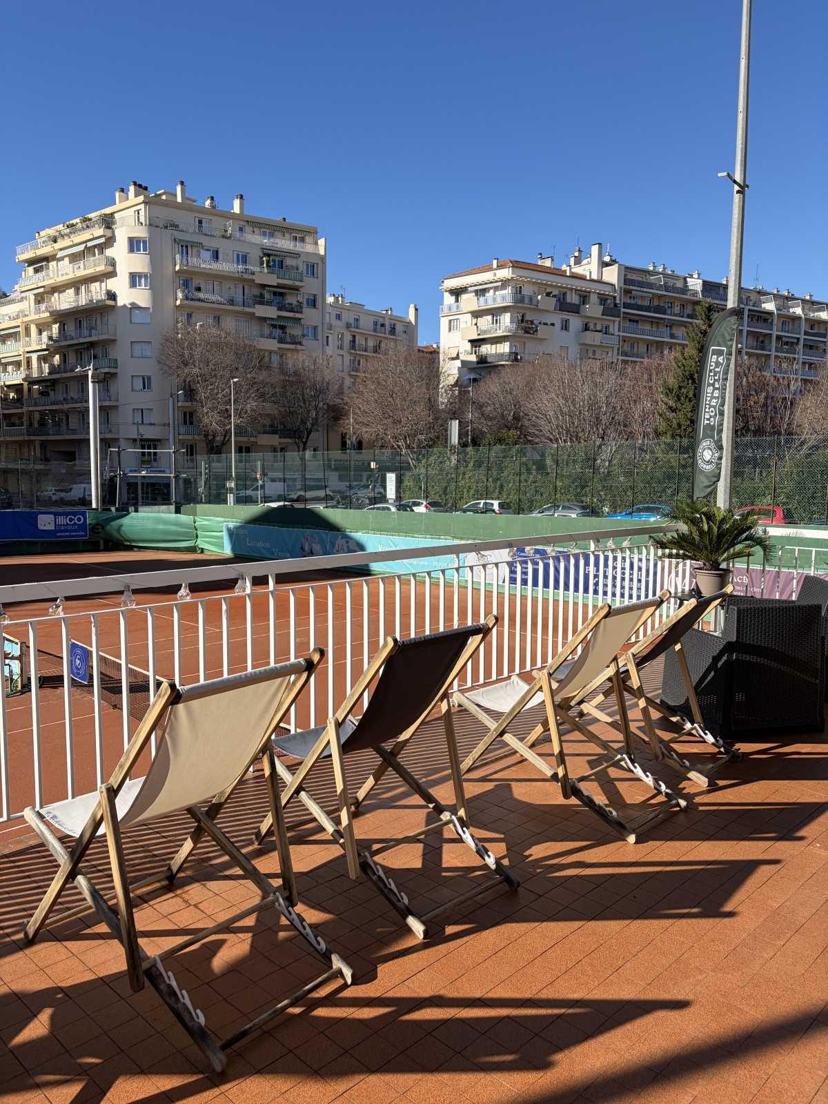 Au bord des courts