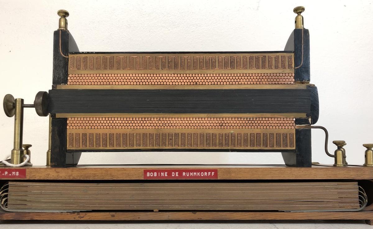 Une bobine qui fait des étincelles Une bobine qui fait des étincelles