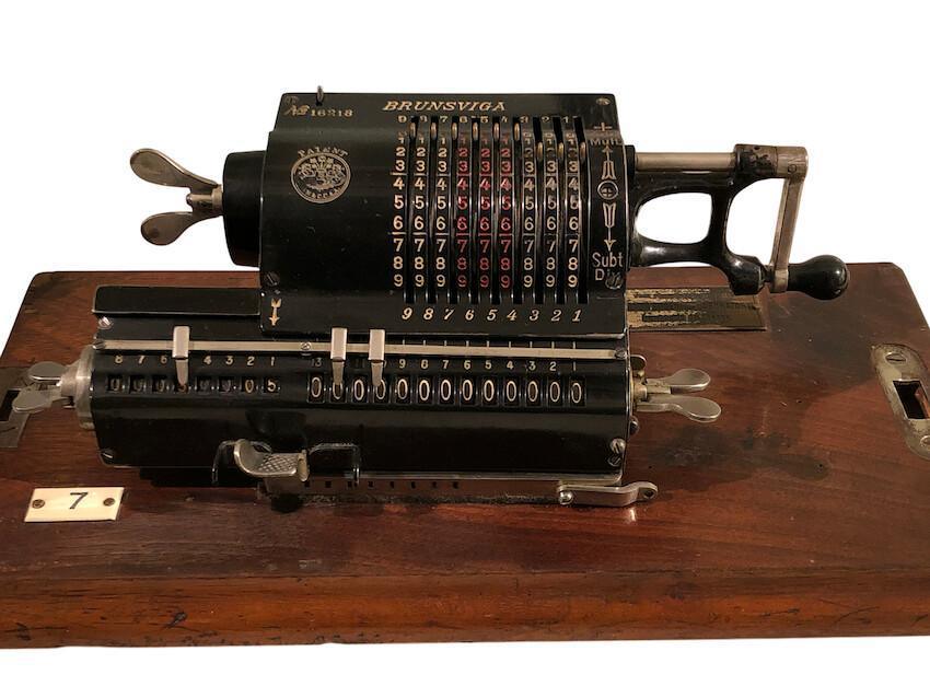 Brunsviga, la machine à coudre qui sait compter