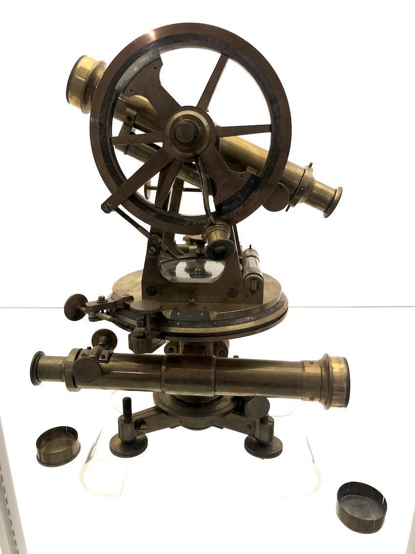 L'oeil de précision des géomètres L'oeil de précision des géomètres