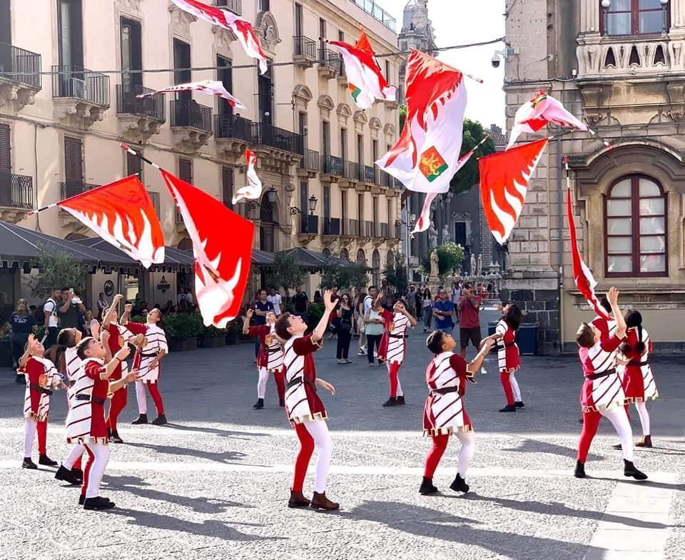 Esibizione del "Gruppo Sbandieratori di Randazzo" (inizio ore 15.00) Esibizione del "Gruppo Sbandieratori di Randazzo" (inizio ore 15.00)