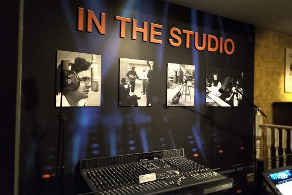 Heeeeeere's Johnny! Heeeeeere's Johnny!