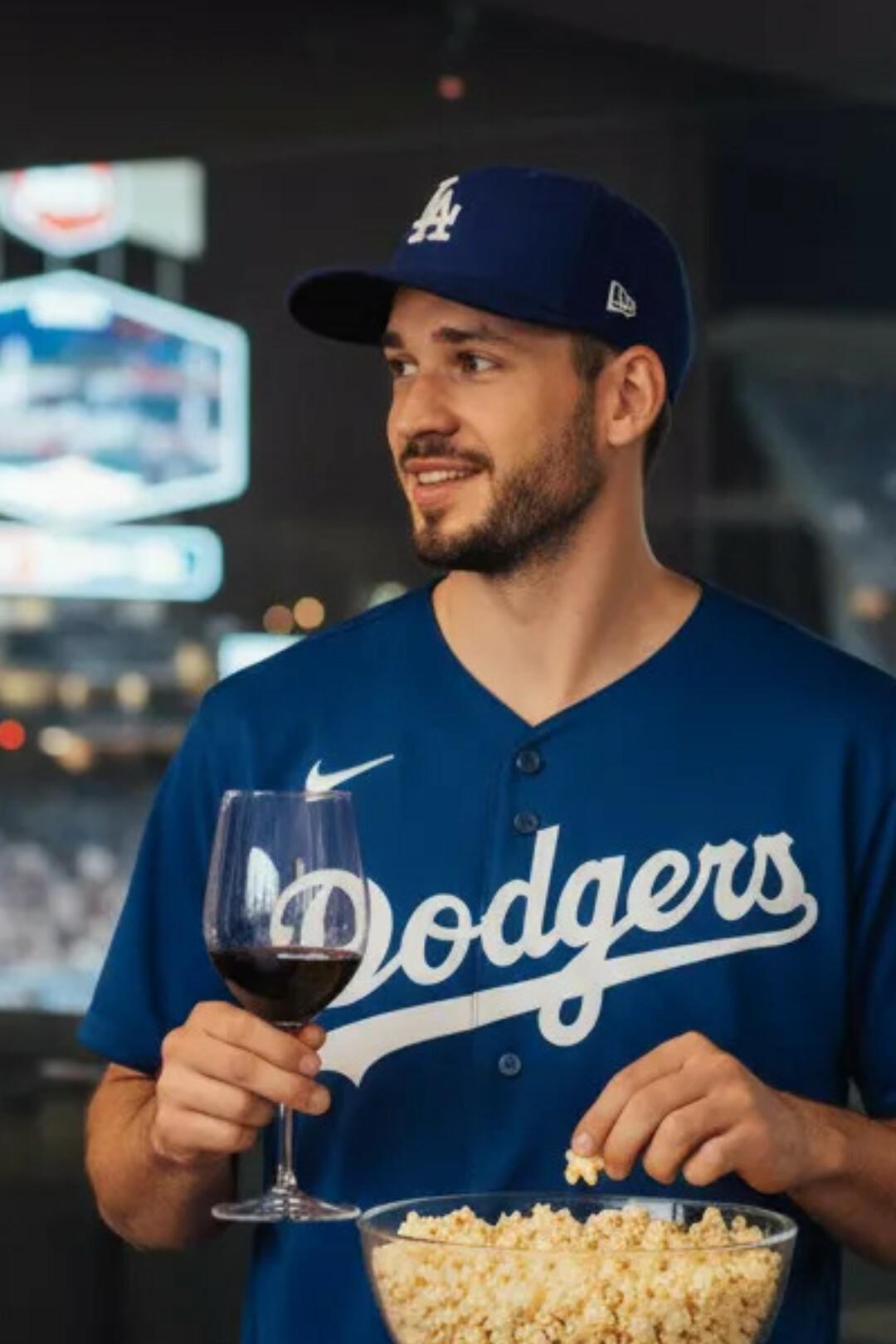 LIVE UPDATES: Buff does baseball! (Leo does the Dodgers) LIVE UPDATES: Buff does baseball! (Leo does the Dodgers)