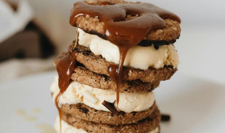 Buff'ed cream sandwich