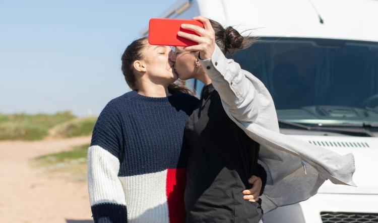 I love when performative social-media relationships break up