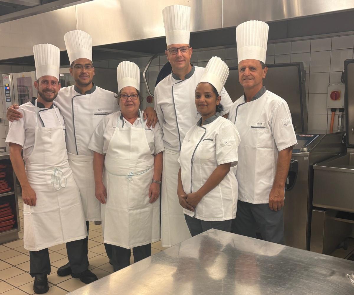 L'équipe de cuisine prépare de bons petits plats à vos enfants et se réjouit de les acceuillir !