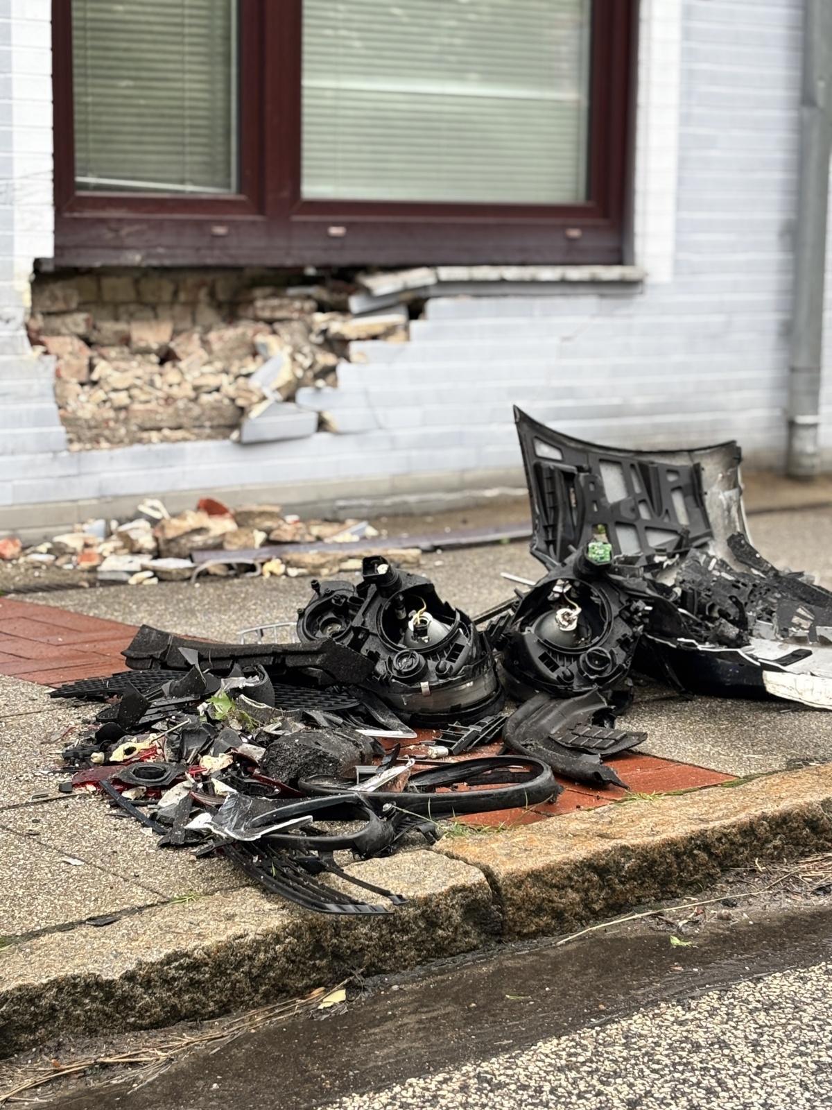 Brunsbüttel - PKW rast in Hauswand und setzt Fahrt fort