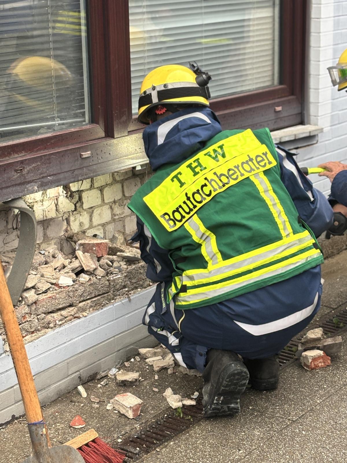 Brunsbüttel - PKW rast in Hauswand und setzt Fahrt fort