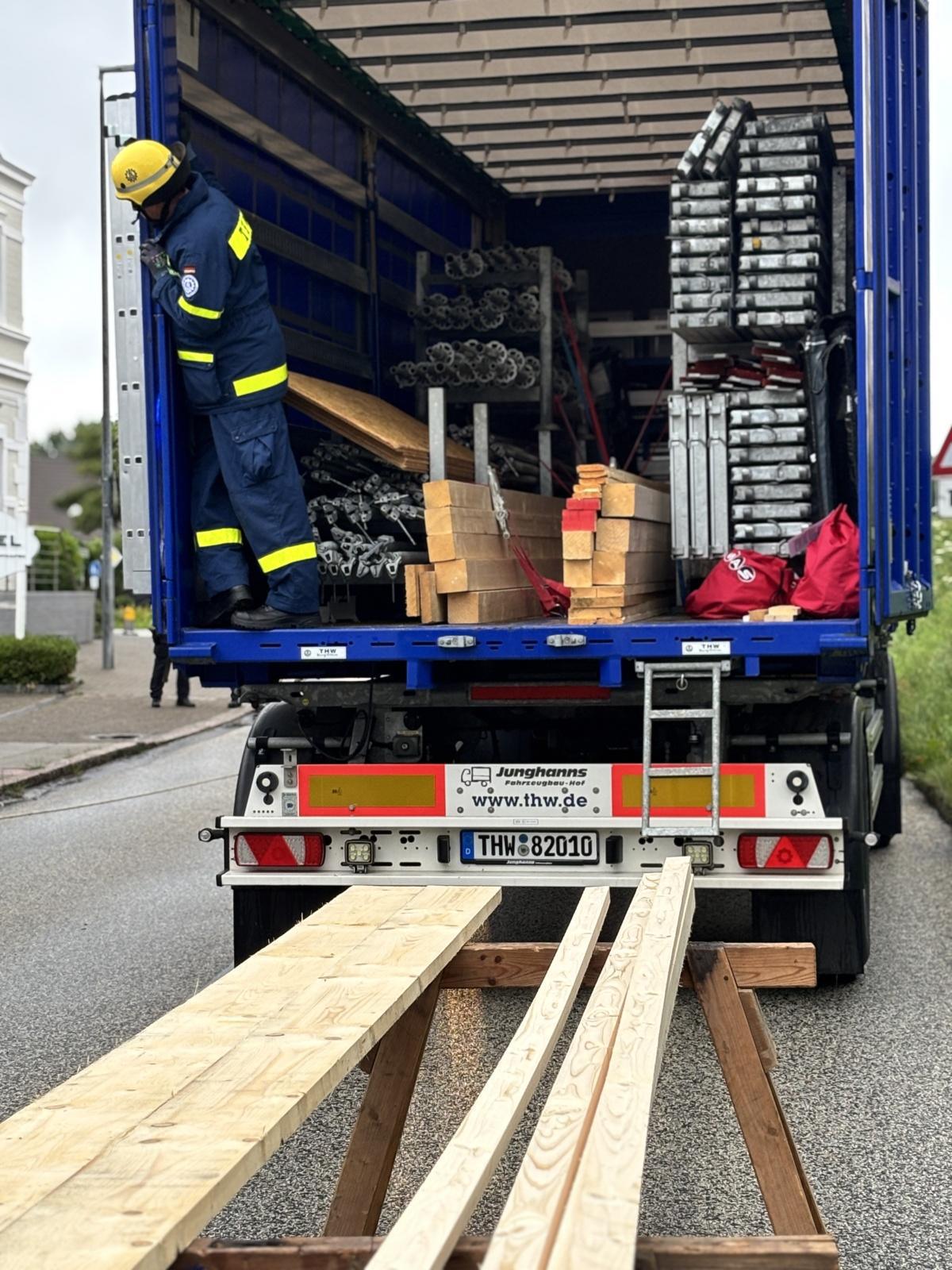 Brunsbüttel - PKW rast in Hauswand und setzt Fahrt fort