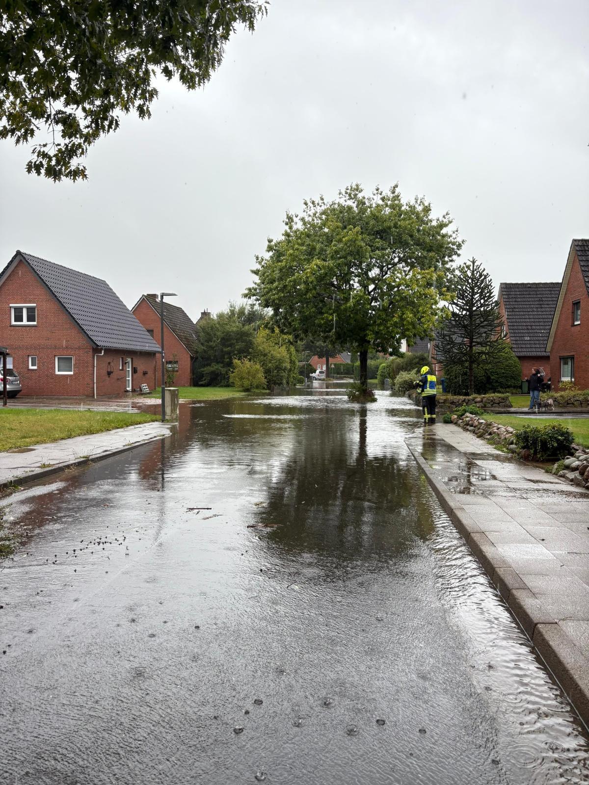 Heide - Starkregen sorgt für 15 Einsätze Heide - Starkregen sorgt für 15 Einsätze