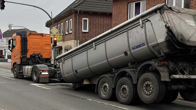 St-Michael - LKW verliert Auflieger (aktualisiert) St-Michael - LKW verliert Auflieger (aktualisiert)
