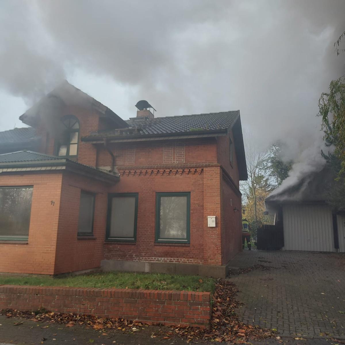 Feuer in zwei Gebäuden - Person tot geborgen