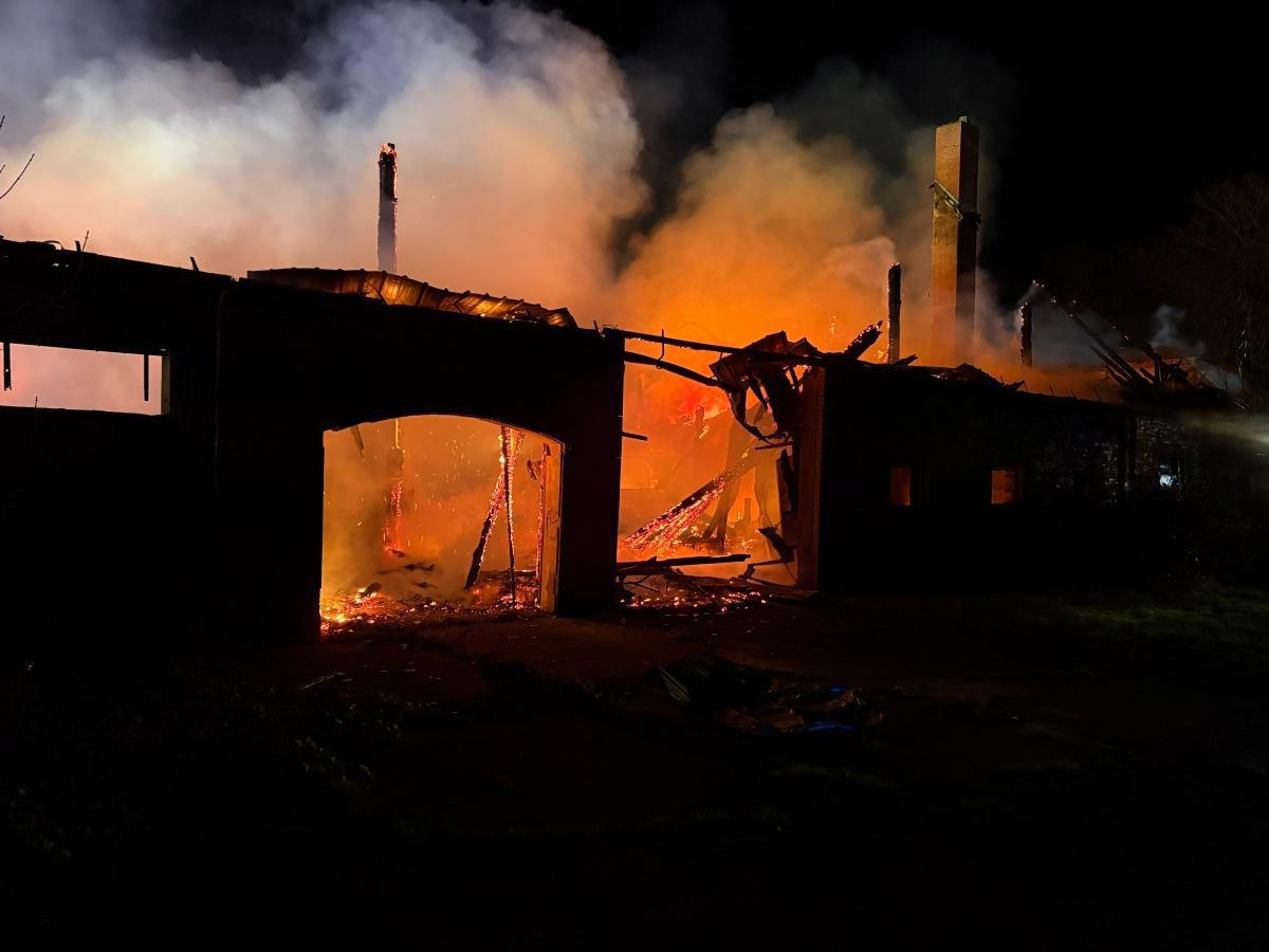 Friedrichskoog - Gehöft wird Opfer eines Feuers Friedrichskoog - Gehöft wird Opfer eines Feuers