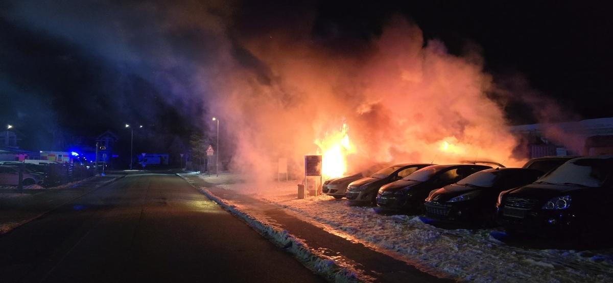 Heide - Fünf Fahrzeuge brennen völlig aus