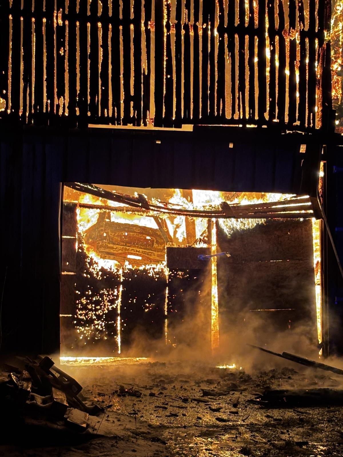 Brunsbüttel - Lagerhallenbrand und gefrorenes Löschwasser Brunsbüttel - Lagerhallenbrand und gefrorenes Löschwasser