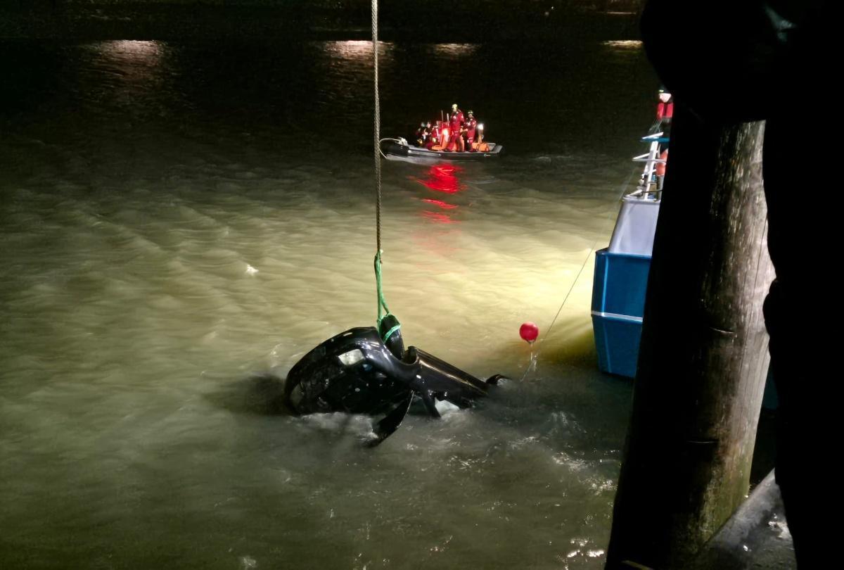 Büsum - Großeinsatz am Karfreitag – PKW im Hafenbecken versunken