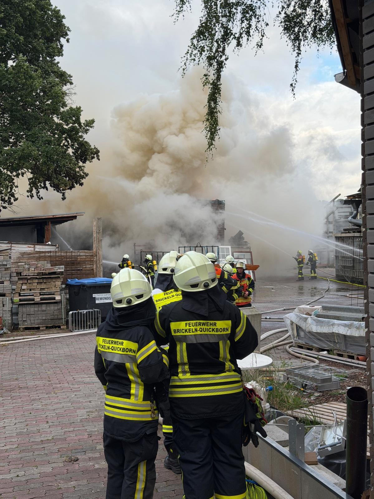 Großenrade - Person bei Brand auf Tischlereigelände vermisst Großenrade - Person bei Brand auf Tischlereigelände vermisst