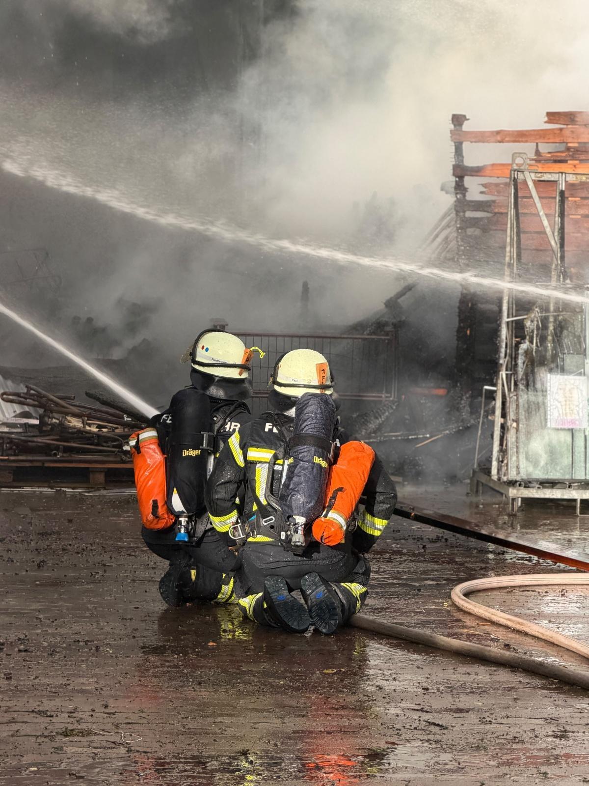 Großenrade - Person bei Brand auf Tischlereigelände vermisst Großenrade - Person bei Brand auf Tischlereigelände vermisst