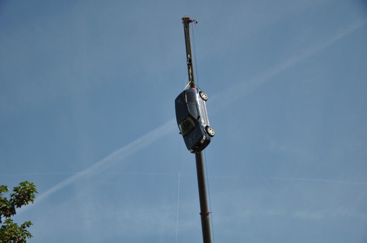 Technischer Hilfe-Tag: Praxisnahes Training an deformierten Fahrzeugen