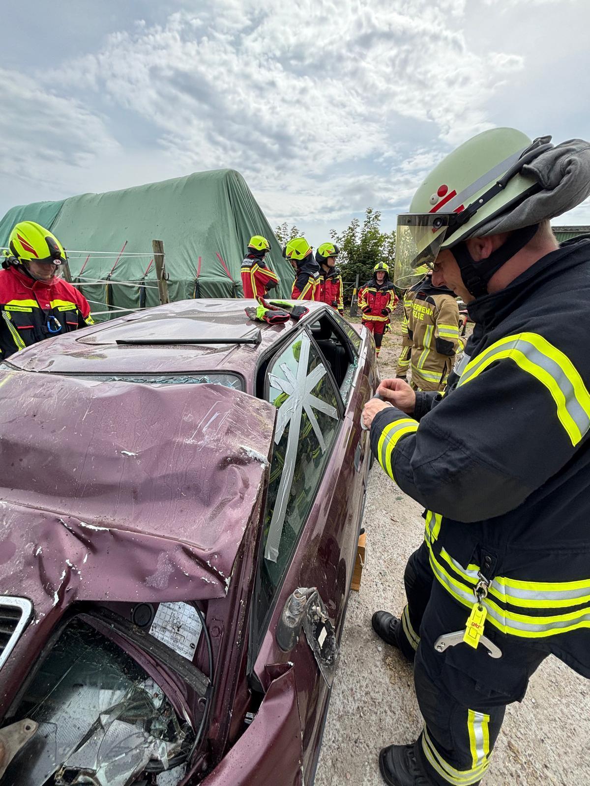 Technischer Hilfe-Tag: Praxisnahes Training an deformierten Fahrzeugen