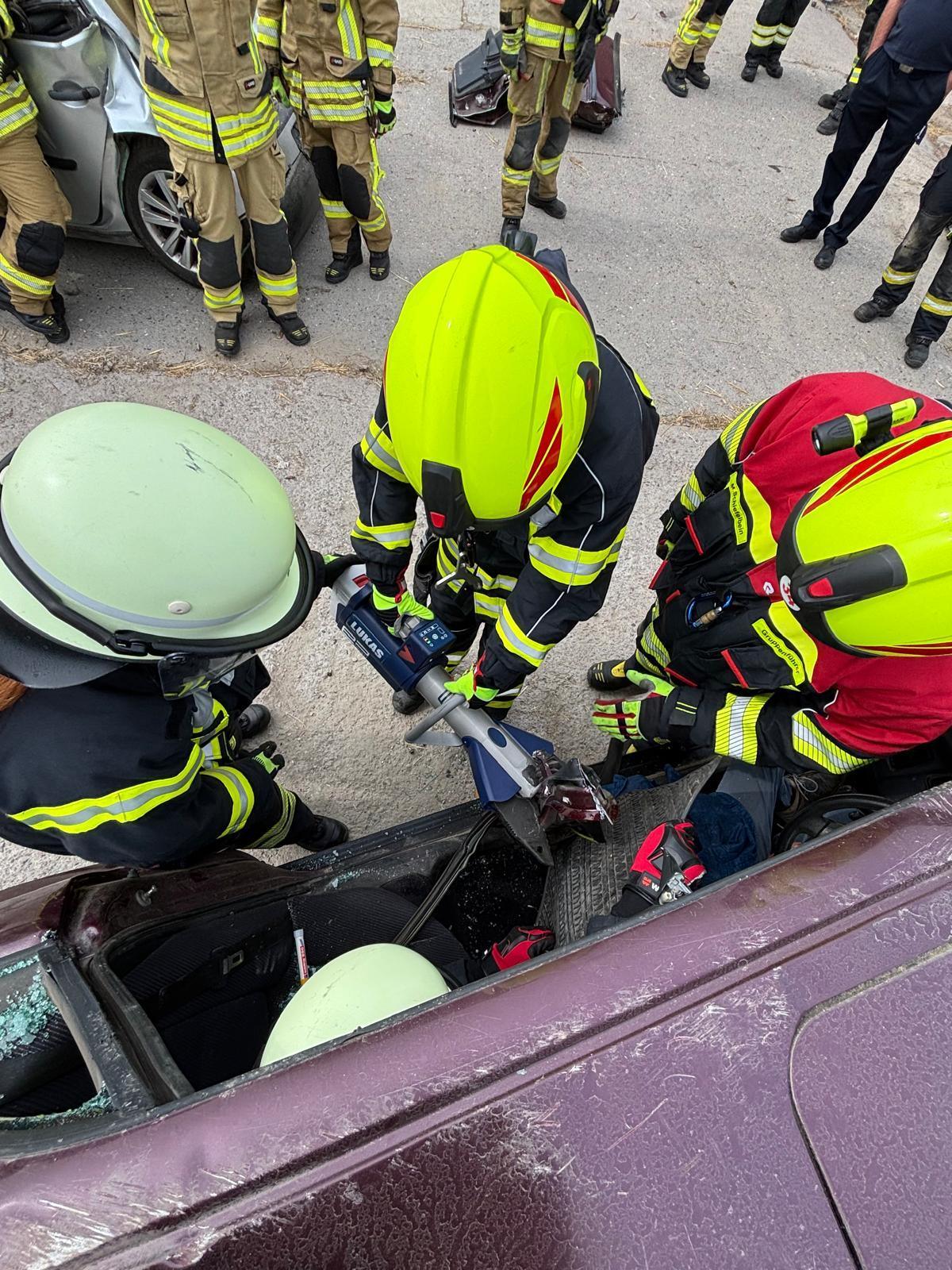 Technischer Hilfe-Tag: Praxisnahes Training an deformierten Fahrzeugen Technischer Hilfe-Tag: Praxisnahes Training an deformierten Fahrzeugen