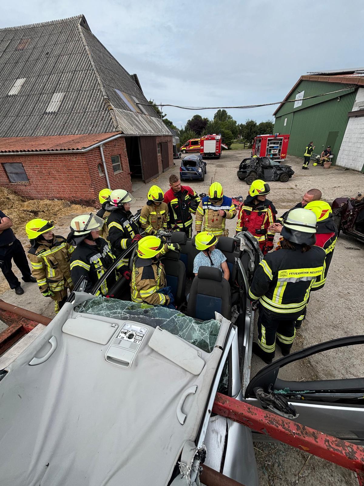 Technischer Hilfe-Tag: Praxisnahes Training an deformierten Fahrzeugen