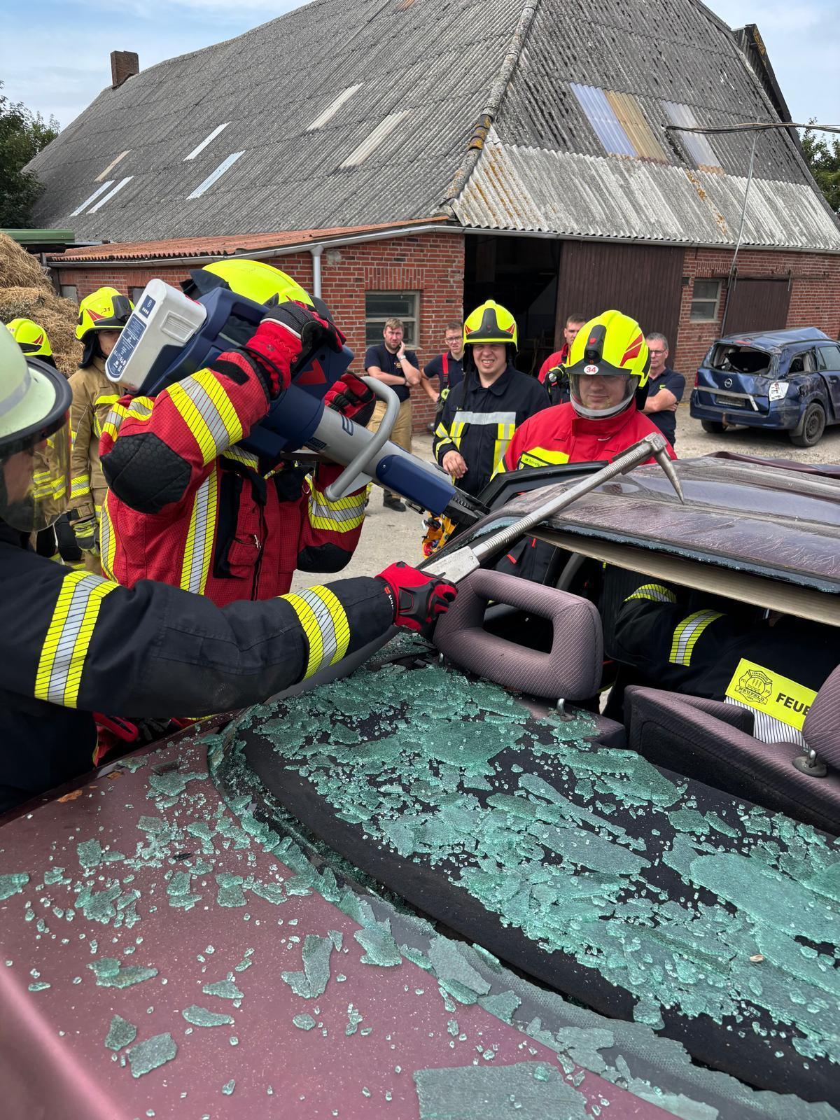Technischer Hilfe-Tag: Praxisnahes Training an deformierten Fahrzeugen Technischer Hilfe-Tag: Praxisnahes Training an deformierten Fahrzeugen