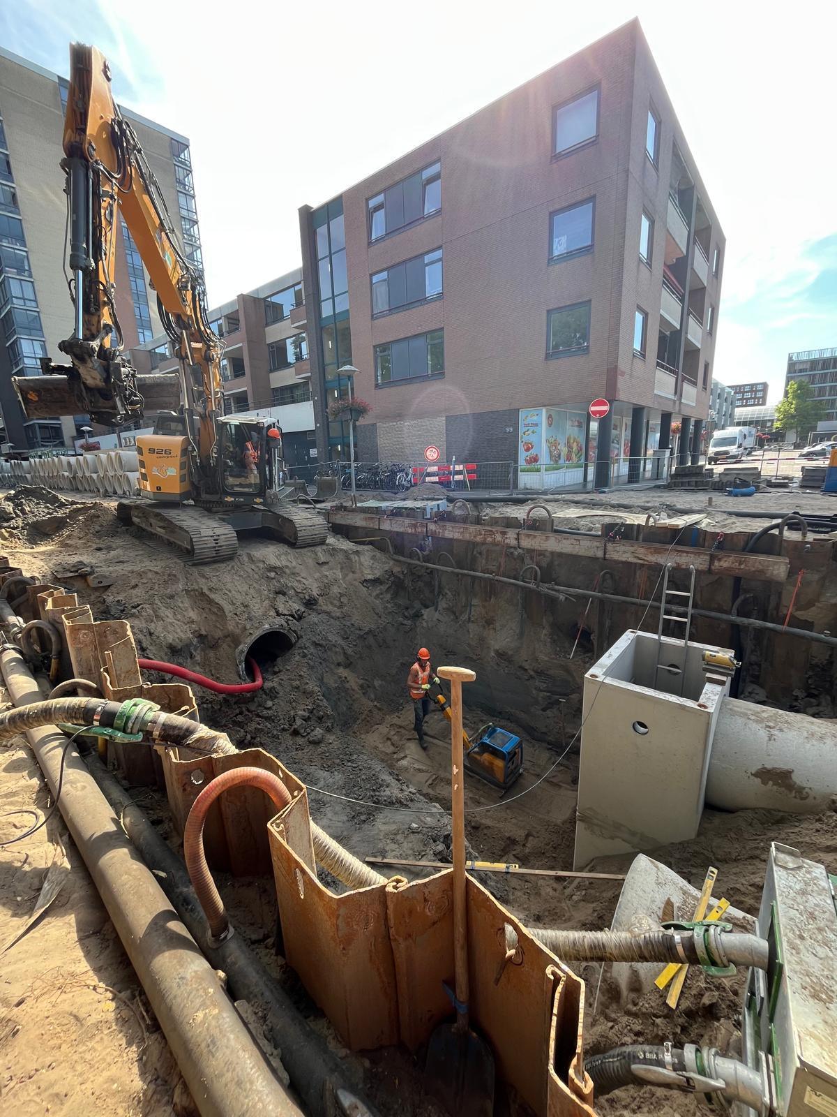 Een kijkje in de diepe sleuf aan de Bernadottelaan - bouwupdate Een kijkje in de diepe sleuf aan de Bernadottelaan - bouwupdate