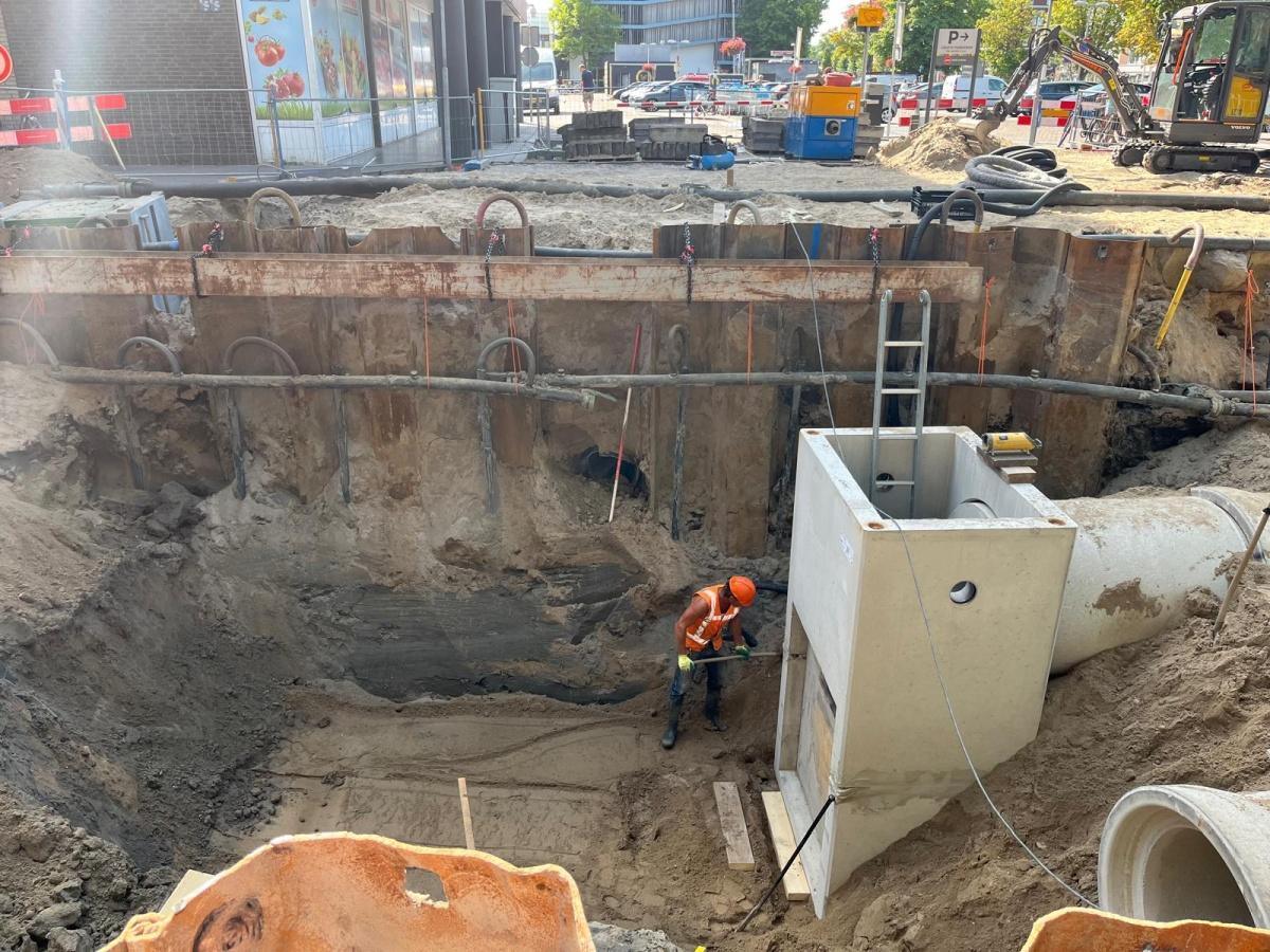 Een kijkje in de diepe sleuf aan de Bernadottelaan - bouwupdate Een kijkje in de diepe sleuf aan de Bernadottelaan - bouwupdate