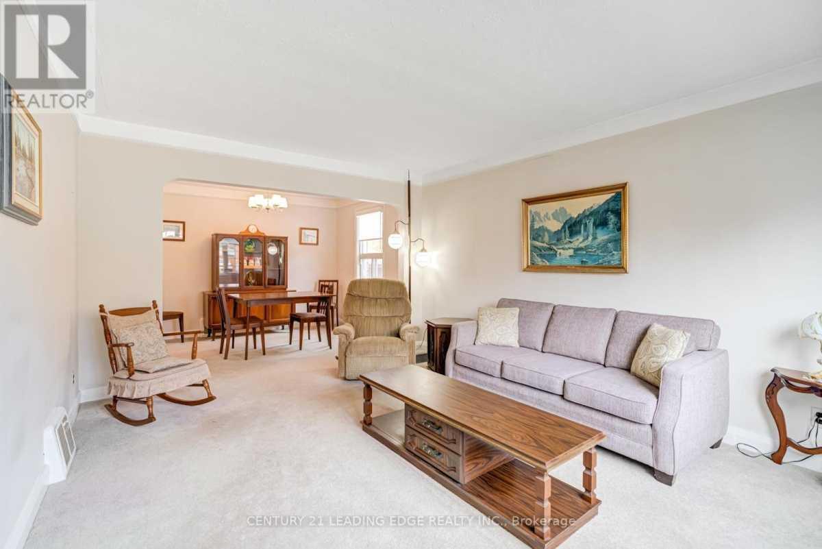 136 LASALLE AVENUE, Oshawa $639,000