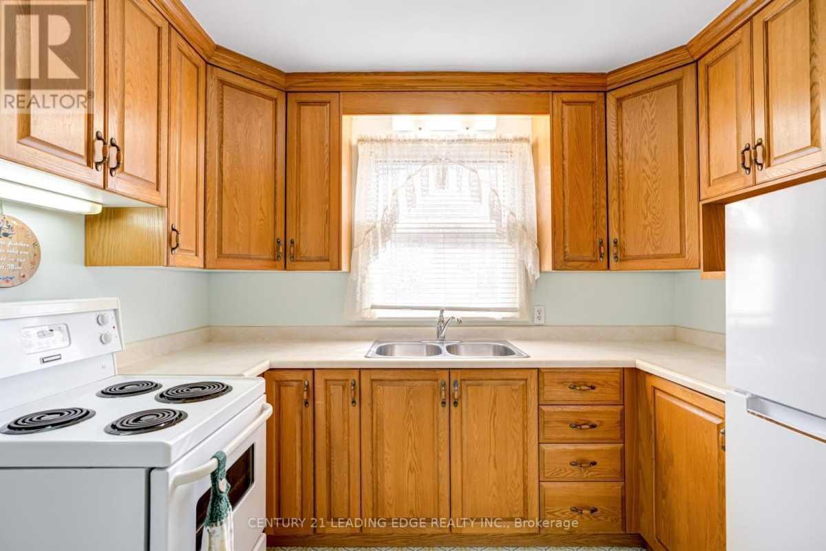 136 LASALLE AVENUE, Oshawa $639,000