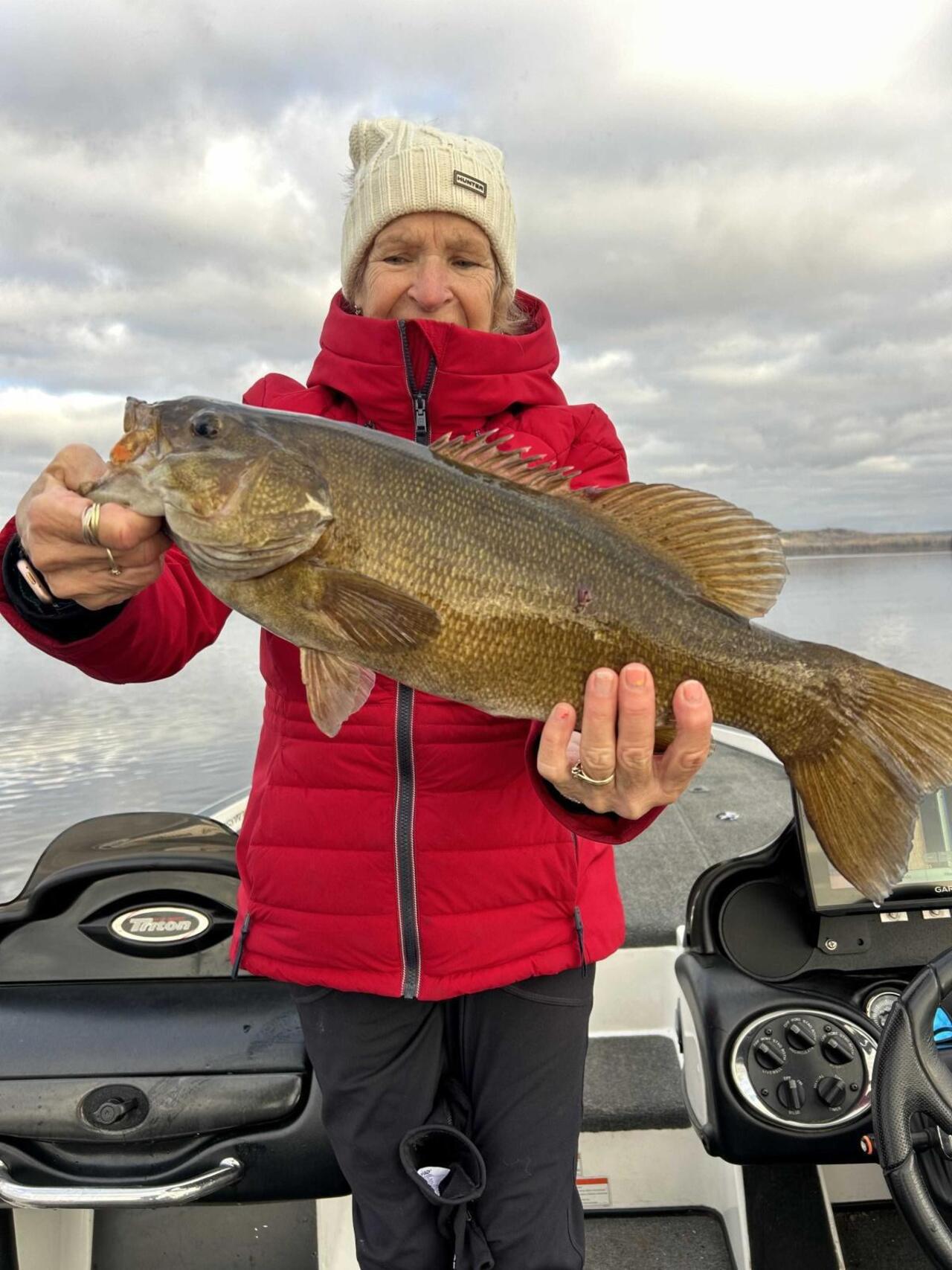 Momma bear showing us how it’s done