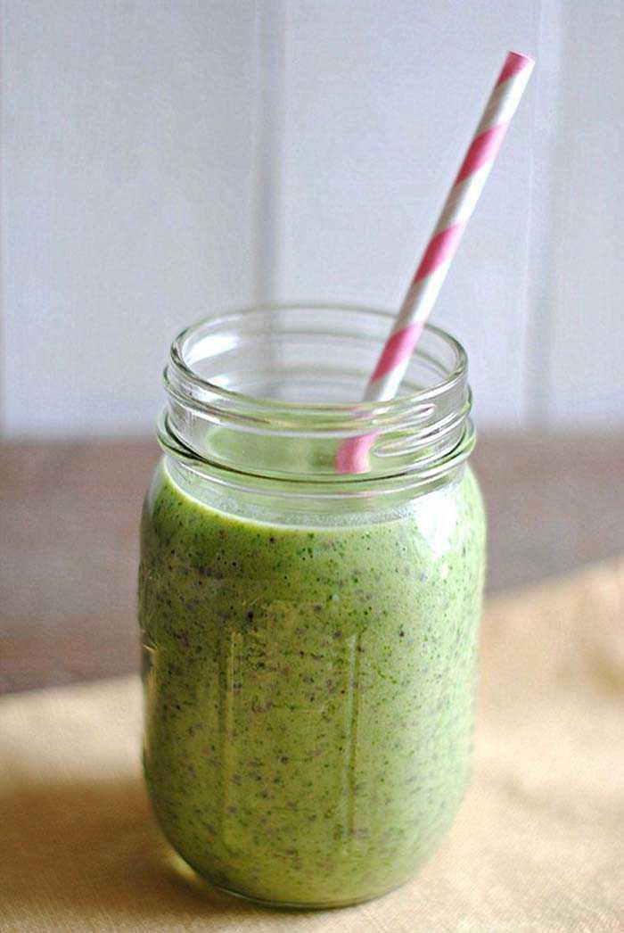 Kiwi, Pineapple and Chia Seed Smoothie