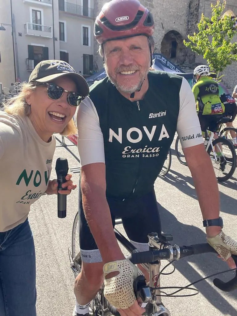 Giancarlo Brocci Patron Nova Eroica intervistato da Fancy Menei alla partenza della 5° edizione della Nova Eroica Gran Sasso