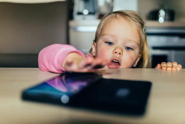 Antes de regalar un smartphone a un niño, considera los riesgos a la salud que advierte un nuevo estudio
