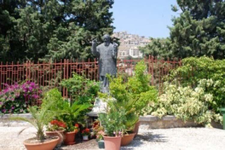 Il Monumento a Padre Pio (da geolocalizzare)- The Monument to Padre Pio Il Monumento a Padre Pio (da geolocalizzare)- The Monument to Padre Pio