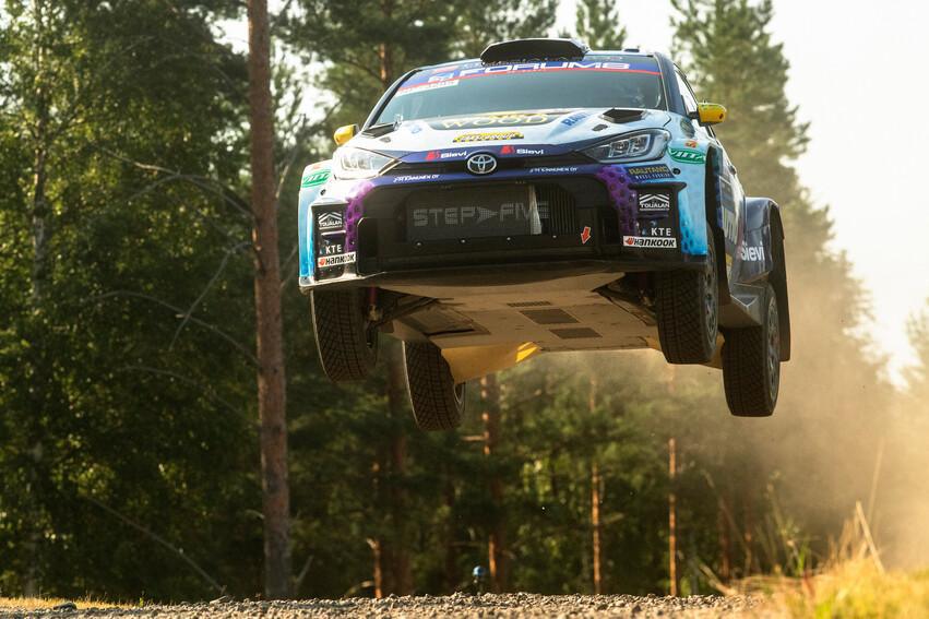 Korhonen lidera el WRC2 en Finlandia tras una jornada de caos y lluvia