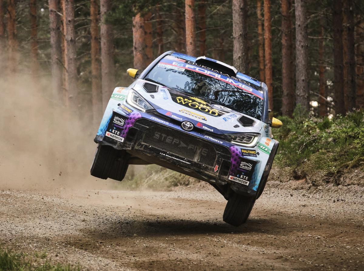 Korhonen gana épico duelo generacional en WRC2 del Rally Finlandia