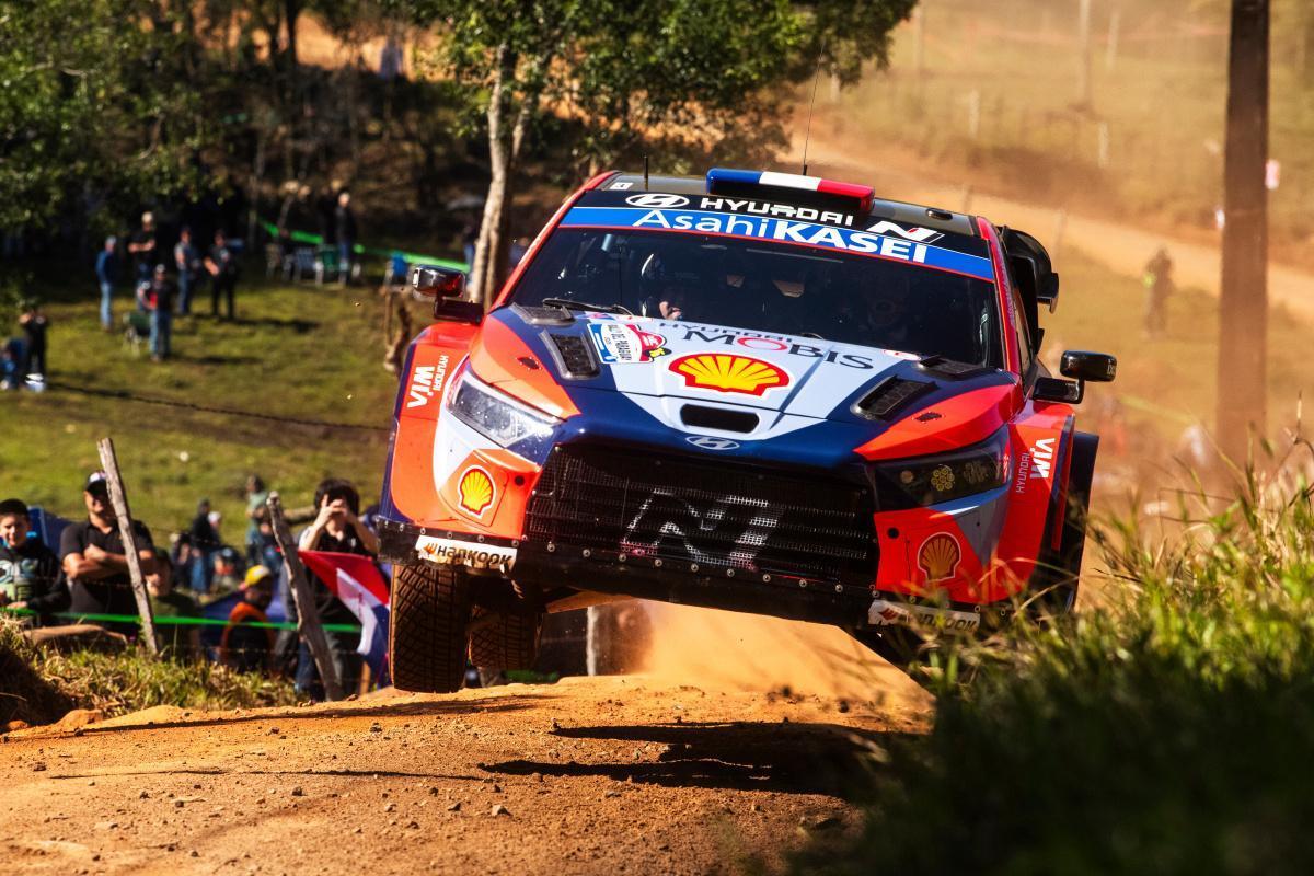 Rally de Paraguay: Fourmaux lidera la mañana con una ventaja mínima Rally de Paraguay: Fourmaux lidera la mañana con una ventaja mínima