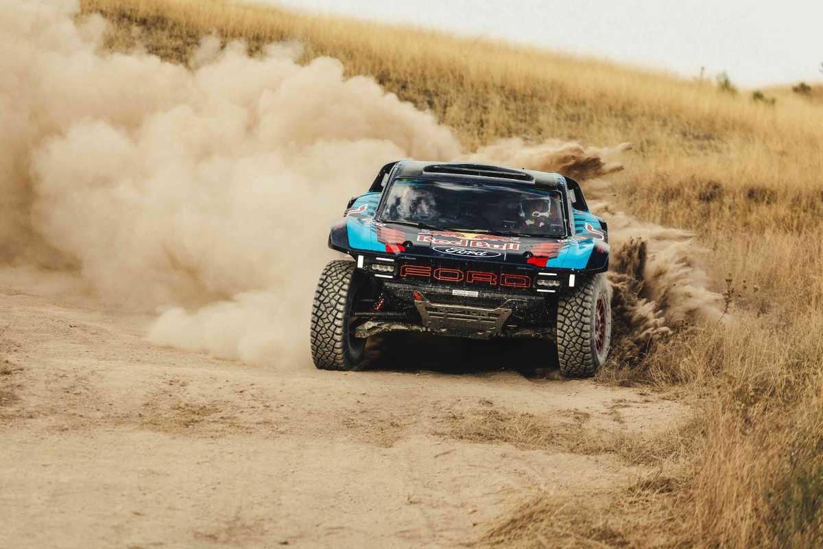 Carlos Sainz Jr. se sienta con su padre en el Raptor T1+