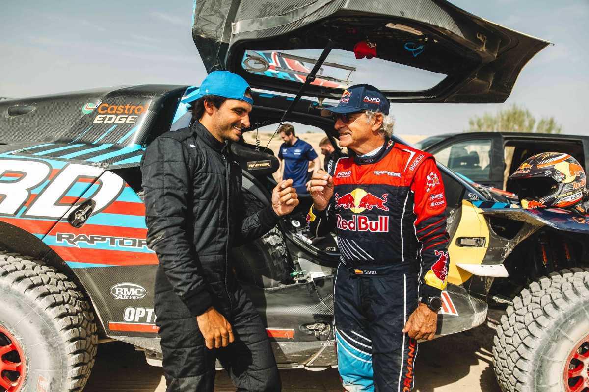 Carlos Sainz Jr. se sienta con su padre en el Raptor T1+
